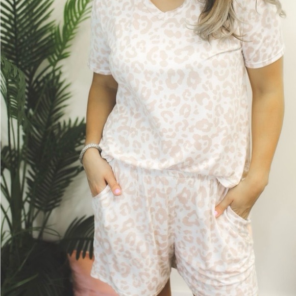 Leopard Lounge Set - Picture 2 of 3